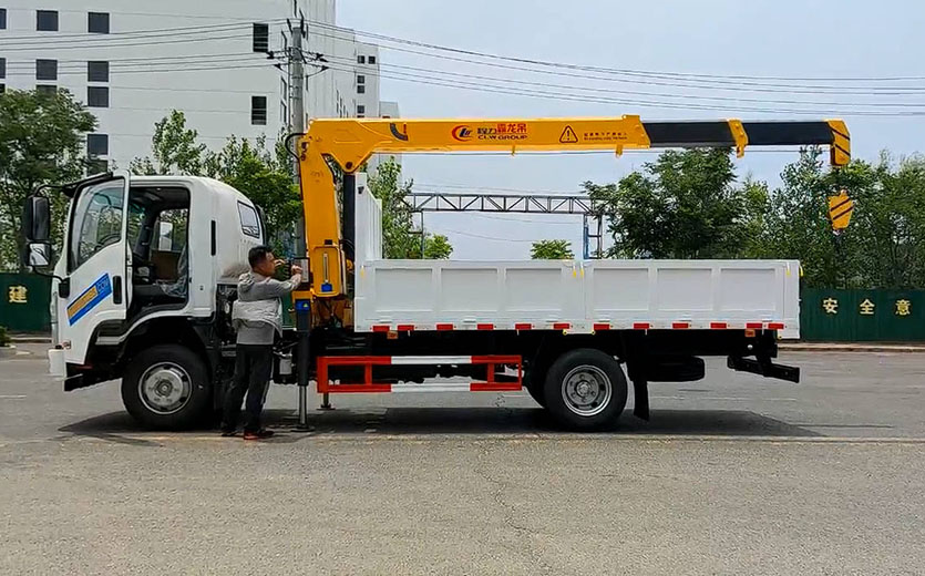 Camion ISUZU 700P ELF 190 ch avec grue télescopique de 3,2 tonnes