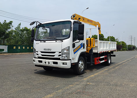 Un camion Isuzu ELF 190HP avec grue de 3,2 tonnes arrive en Éthiopie
